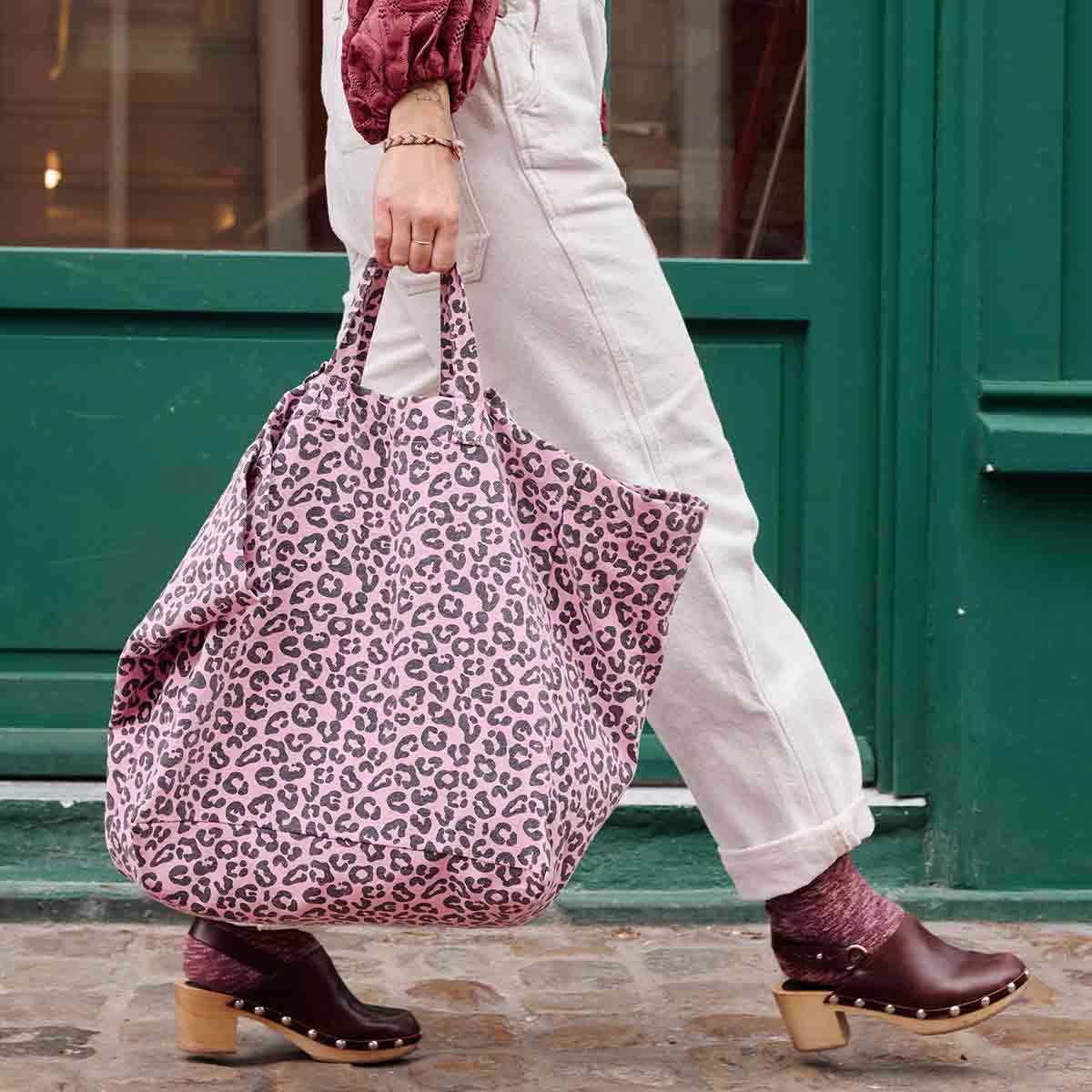 ELISA GRAOU TASCHE IN BLASENROSA: SEIFENBLASE, ROSA / GRAOU