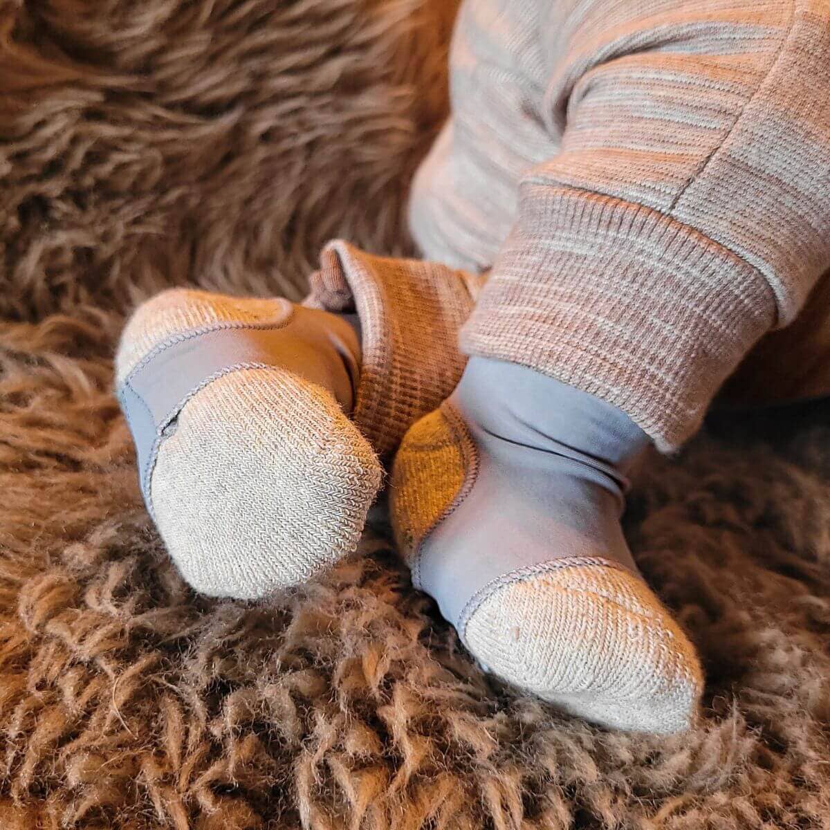 Sockenhalter für Babysocken grau